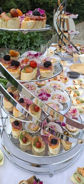 Catering plenerowy – patery z przekąskami i owocami