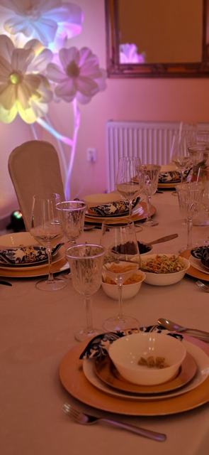 Nakrycie ze złotym podtalerzem, kieliszkami i serwetką