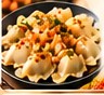 Pierogi ruskie z okrasą i surówką z kiszonej kapusty