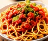 Spaghetti Bolognese z parmezanem i rukolą